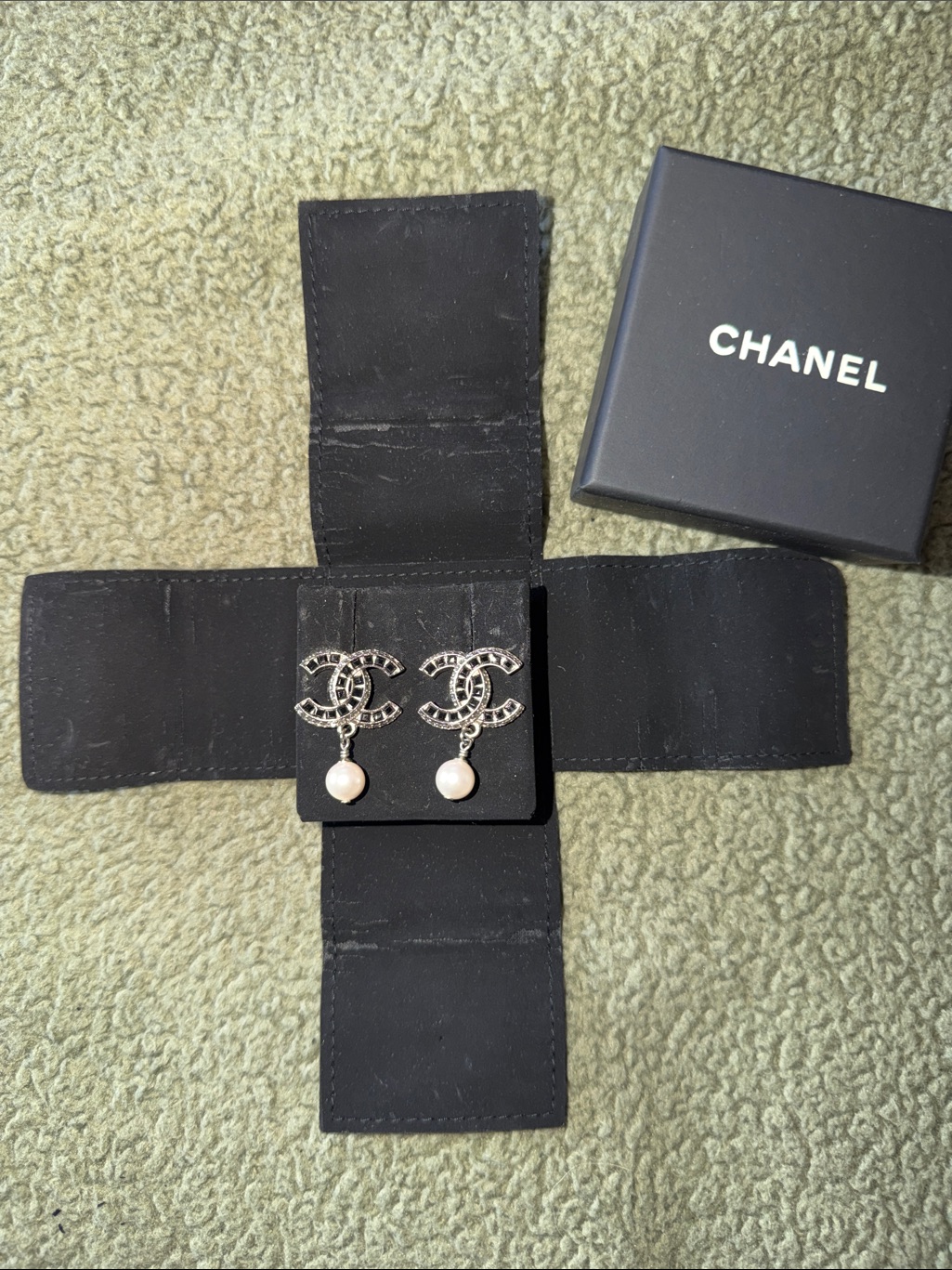 Chanel Silver Cc Logo Pearl Drop Earrings - Silver & White